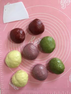 再把4个面团分别分成两个相同大小的面团(每个面团140克！)揉圆，盖上保鲜膜醒15分钟！