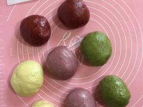 再把4个面团分别分成两个相同大小的面团(每个面团140克！)揉圆，盖上保鲜膜醒15分钟！