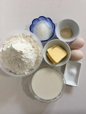 准备好所需的材料:
高筋面粉560克，鸡蛋2个，牛奶280克，糖100克，盐4克，酵母7克，黄油70克！