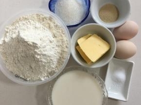 准备好所需的材料:
高筋面粉560克，鸡蛋2个，牛奶280克，糖100克，盐4克，酵母7克，黄油70克！