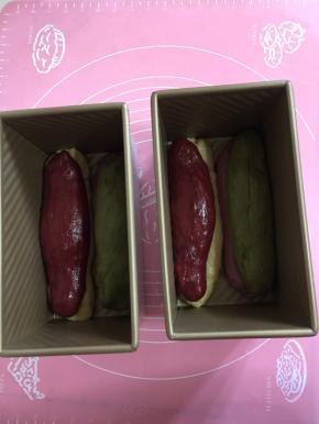 放入不粘吐司模具中！