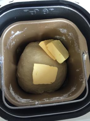 加入软化的黄油，继续揉面30分钟！