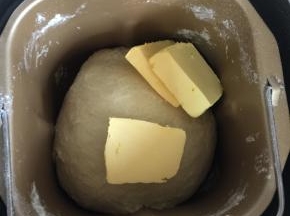 加入软化的黄油，继续揉面30分钟！