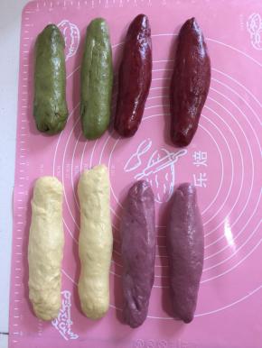 面团排气，滚成长条状！