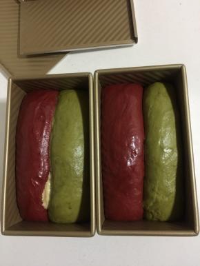 发酵至模具的9分满即可盖上吐司模具的盖子！