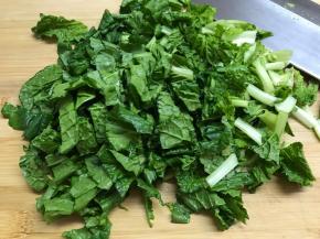 绣花锦菜洗干净后切碎。