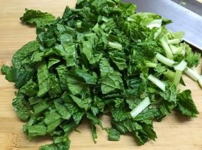 绣花锦菜洗干净后切碎。