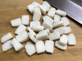 年糕切成厚薄差不多的片。