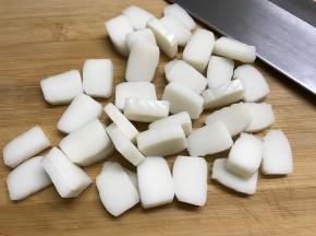 年糕切成厚薄差不多的片。