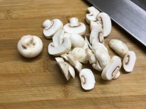 蘑菇洗净后切成片。