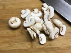 蘑菇洗净后切成片。