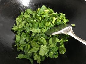 锅中再倒入适量油放入绣花锦翻炒。