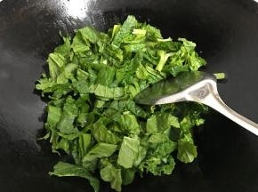 锅中再倒入适量油放入绣花锦翻炒。