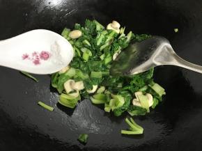 加入少许盐调味后盛出。