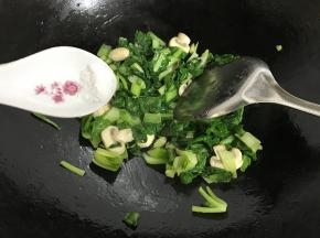 加入少许盐调味后盛出。