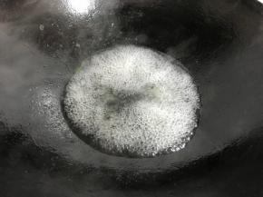 锅中放入适量水煮开。