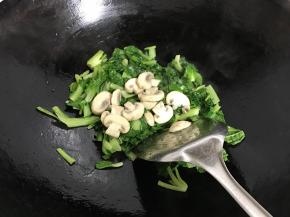 加入蘑菇一起翻炒。