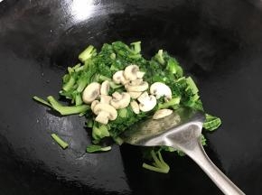 加入蘑菇一起翻炒。