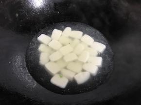 水开后放入切片的年糕煮开。