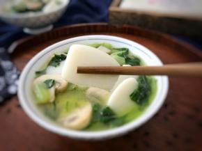 润滑、粘而不糊的绣花锦蘑菇汤年糕。