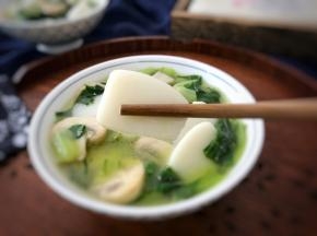 润滑、粘而不糊的绣花锦蘑菇汤年糕。