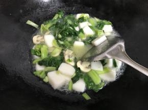 待年糕开始变软后放入绣花锦蘑菇拌匀后即可。