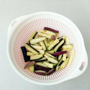 茄子切成等量的条状，撒上盐腌制出汁。