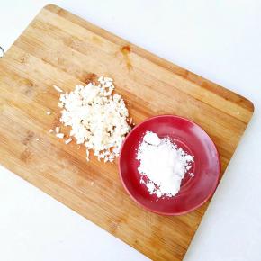 大蒜去皮切成末，准备砂糖。