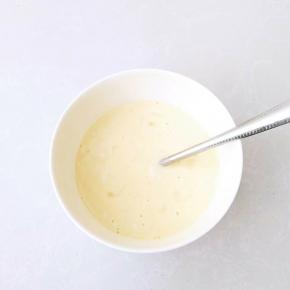 鸡蛋，清水，面粉混合成流动性面糊。