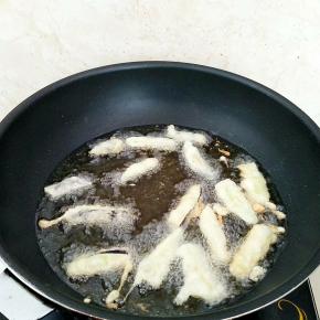 锅中放入油烧7成热，放入茄子中火炸。