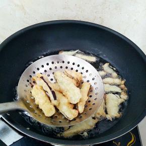 炸制微黄的捞出，重新加热油锅7成热。