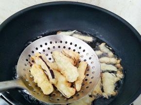 炸制微黄的捞出，重新加热油锅7成热。