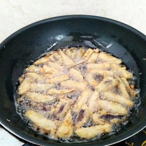 放入茄子开始复炸。