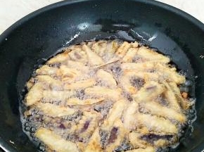 放入茄子开始复炸。