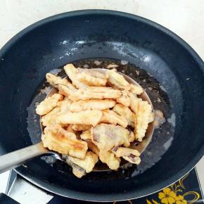 成金黄色捞出控油。