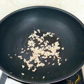 锅中留底油，放入蒜末小火烧制出味。