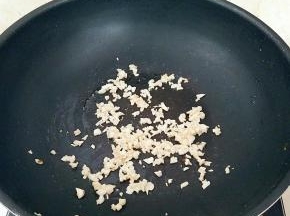 锅中留底油，放入蒜末小火烧制出味。