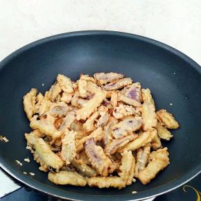 倒入茄子中火煸炒几下。