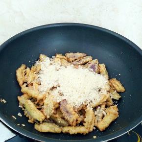 倒入面包糠翻炒大约10几下。