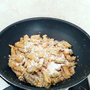 撒上砂糖继续煸炒10几下。