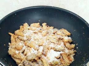 撒上砂糖继续煸炒10几下。