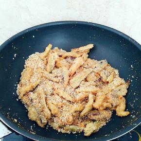 炒制蒜香味十足，面包糠成金黄色，茄子酥脆有响声就可以出锅了。