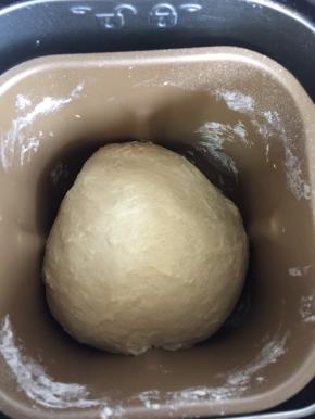 按面包机和面键，揉面20分钟！