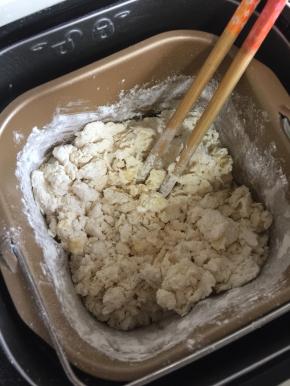 用筷子搅拌一下，以免揉面的时候面粉飞溅，弄脏面包机！