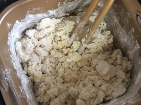 用筷子搅拌一下，以免揉面的时候面粉飞溅，弄脏面包机！