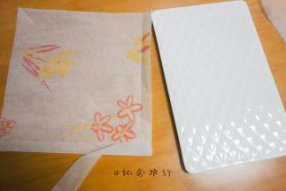 将油纸裁成合适的大小备用