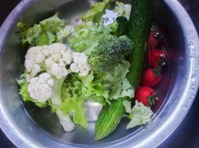  将蔬菜洗净