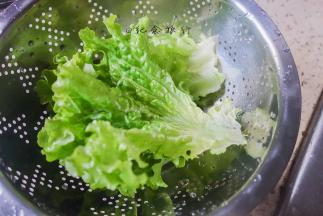 生菜、番茄、黄瓜控干水分备用