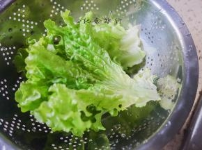 生菜、番茄、黄瓜控干水分备用