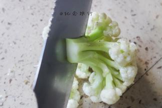 将花菜、花椰菜切成小块备用